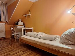 2-Rent Group Hostel Rooms AUB162