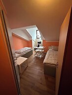 2-Rent Group Hostel Rooms AUB162