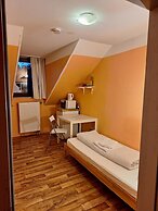 2-Rent Group Hostel Rooms AUB162