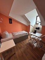 2-Rent Group Hostel Rooms AUB162