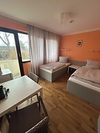 2-Rent Group Hostel Rooms AUB162