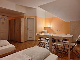 2-Rent Group Hostel Rooms AUB162