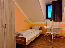 2-Rent Group Hostel Rooms AUB162