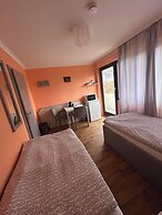 2-Rent Group Hostel Rooms AUB162