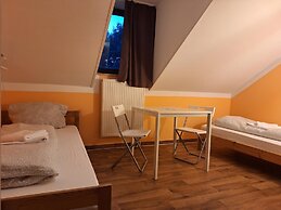 2-Rent Group Hostel Rooms AUB162