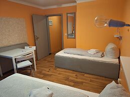 2-Rent Group Hostel Rooms AUB162