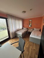 2-Rent Group Hostel Rooms AUB162