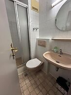 2-Rent Group Hostel Rooms AUB162