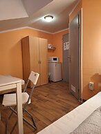 2-Rent Group Hostel Rooms AUB162