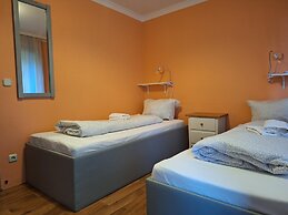 2-Rent Group Hostel Rooms AUB162