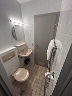 2-Rent Group Hostel Rooms AUB162