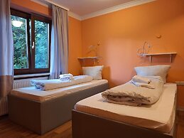 2-Rent Group Hostel Rooms AUB162