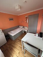 2-Rent Group Hostel Rooms AUB162