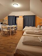 2-Rent Group Hostel Rooms AUB162