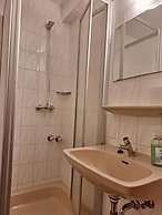 2-Rent Group Hostel Rooms AUB162