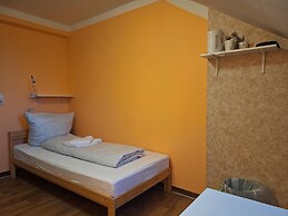 2-Rent Group Hostel Rooms AUB162