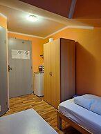 2-Rent Group Hostel Rooms AUB162