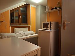 2-Rent Group Hostel Rooms AUB162