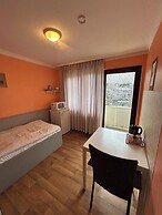 2-Rent Group Hostel Rooms AUB162