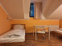 2-Rent Group Hostel Rooms AUB162