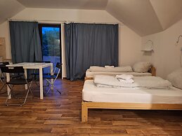 2-Rent Group Hostel Rooms AUB162