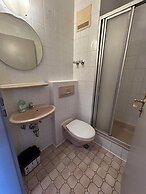 2-Rent Group Hostel Rooms AUB162