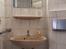 2-Rent Group Hostel Rooms AUB162