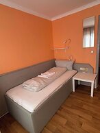 2-Rent Group Hostel Rooms AUB162