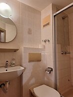 2-Rent Group Hostel Rooms AUB162