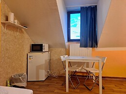 2-Rent Group Hostel Rooms AUB162