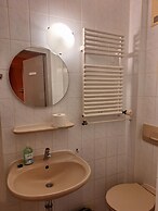 2-Rent Group Hostel Rooms AUB162