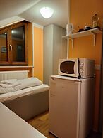 2-Rent Group Hostel Rooms AUB162