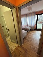 2-Rent Group Hostel Rooms AUB162