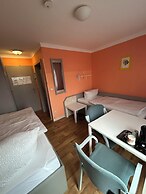 2-Rent Group Hostel Rooms AUB162