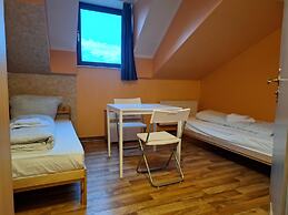 2-Rent Group Hostel Rooms AUB162