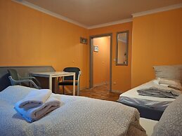 2-Rent Group Hostel Rooms AUB162