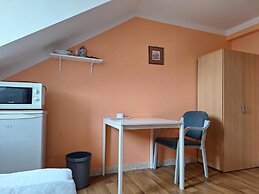 2-Rent Group Hostel Rooms AUB162