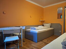 2-Rent Group Hostel Rooms AUB162