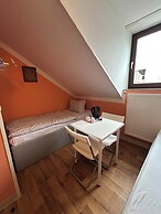 2-Rent Group Hostel Rooms AUB162