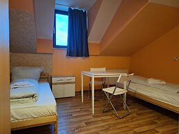 2-Rent Group Hostel Rooms AUB162