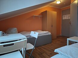2-Rent Group Hostel Rooms AUB162