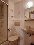 2-Rent Group Hostel Rooms AUB162