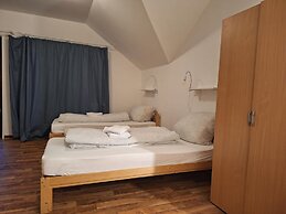 2-Rent Group Hostel Rooms AUB162