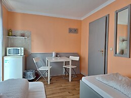 2-Rent Group Hostel Rooms AUB162