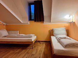 2-Rent Group Hostel Rooms AUB162