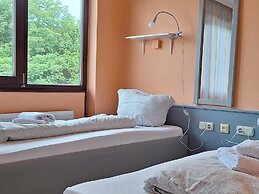 2-Rent Group Hostel Rooms AUB162