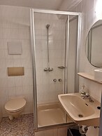 2-Rent Group Hostel Rooms AUB162