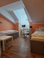 2-Rent Group Hostel Rooms AUB162