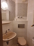 2-Rent Group Hostel Rooms AUB162