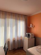 2-Rent Group Hostel Rooms AUB162